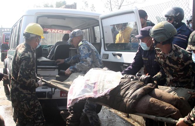 El cuerpo de una víctima es retirado del lugar donde se estrelló un avión ATR72 de Yeti Airlines en Pokhara, Nepal central, 15 de enero de 2023. Un avión ATR72 de Yeti Airlines con 72 personas a bordo, 68 pasajeros y 4 miembros de la tripulación, se estrelló contra un barranco cuando intentaba aterrizar en el aeropuerto internacional de Pokhara. Según un comunicado de la Autoridad de Aviación Civil de Nepal (CAAN), se confirmó la muerte de al menos 68 personas. EFE/EPA/BIJAYA NEUPANE -- ATENCIÓN EDITORES: CONTENIDO GRÁFICO