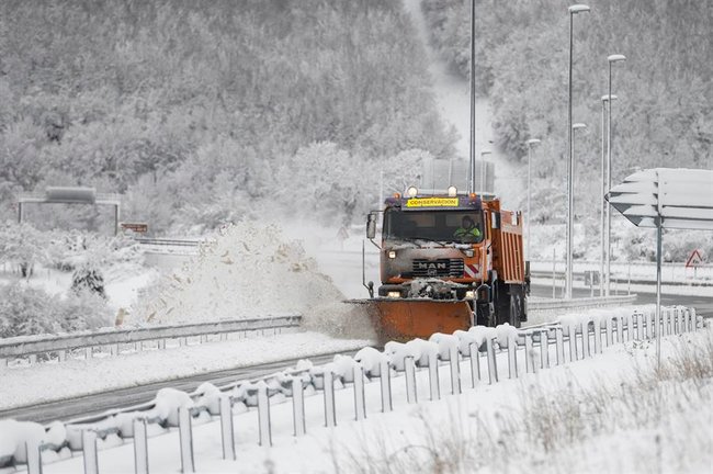 Una máquina quitanieves limpia la autopista A-67, este miércoles a la altura de la localidad cántabra de Reinosa, que ha permanecido cerrada para camiones por causa de la nieve. EFE/Pedro Puente Hoyos
