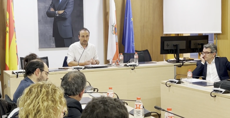 El alcalde regionalista, López Estrada durante el pleno ante la familia que sufre okupación.