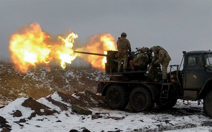 Soldados ucranianos disparan un cañón antiaéreo a una posición cerca de Bajmut, en la región de Donetsk. EFE / SERGEY SHESTAK