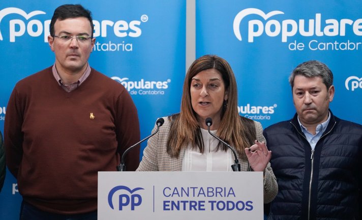 La presidenta del PP, María José Sáenz de Buruaga, (centro), junto a los candidatos para el valle del Saja. / Alerta