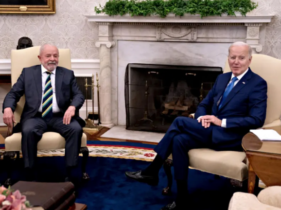 El presidente de Estados Unidos, Joe Biden (d), se reúne con el presidente de Brasil, Luiz Inácio Lula da Silva (c), en el Despacho Oval de la Casa Blanca. EFE / Andrew Harrer