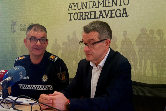 El concejal de Seguridad, Pedro Pérez Noriega, y el Jefe de la Policía Local, Enrique Trigueros. / ALERTA