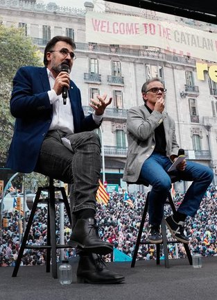 El ex secretario general de Vicepresidencia y Economía de la Generalitat de Cataluña Josep María Jové (d) y Lluís Salvadó (i) en un acto público . EFE/ Enric Fontcuberta