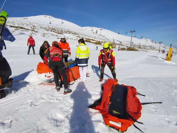 Evacuación del joven herido grave tras sufrir una caída esquiando en Alto Campoo. / 112