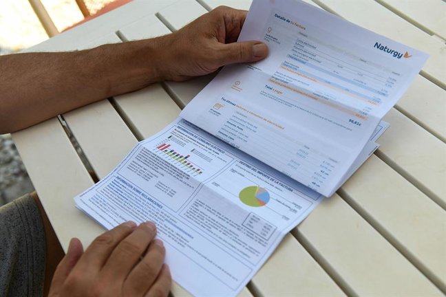 Un usuario revisa su factura del gas. EFE/ Víctor Lerena