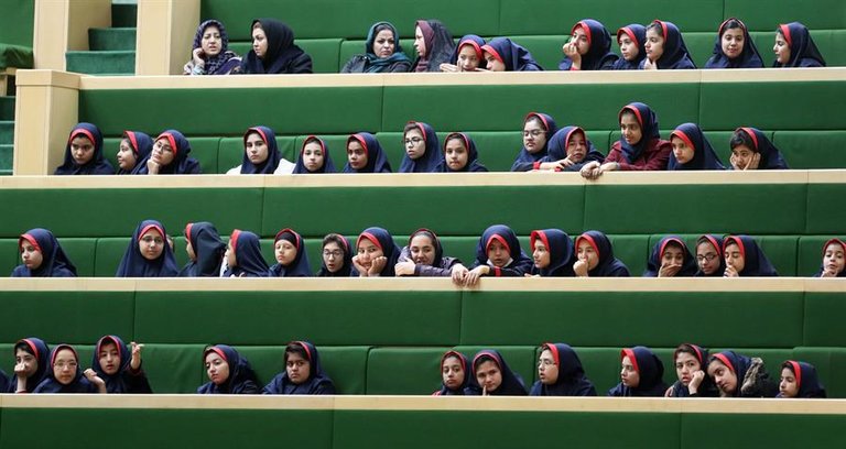 Imagen de archivo de un colegio de niñas en Teherán. EFE/ ABEDIN TAHERKENAREH