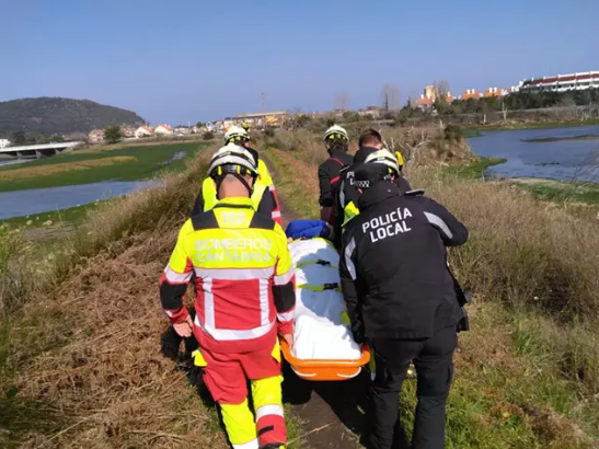 Bomberos rescatan a un hombre tras caerse en las Marismas de Santoña. / 112