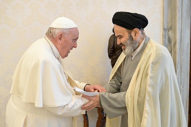 El papa Francisco (izq.) se reúne con el presidente de Religiones y Denominaciones de la Universidad Seyed, Abu al Hassan Navab (der.), este viernes en el Vaticano. / VATICAN MEDIA