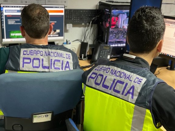 Agentes de Policía Nacional investigan contenidos en la red. / CNP