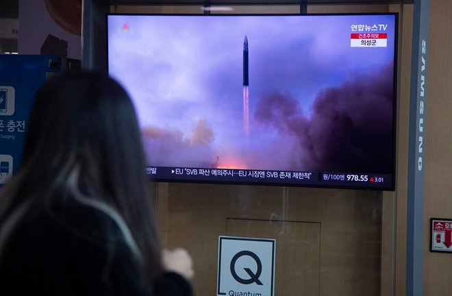 Una persona viendo en la pantalla el lanzamiento de un misil. /EFE