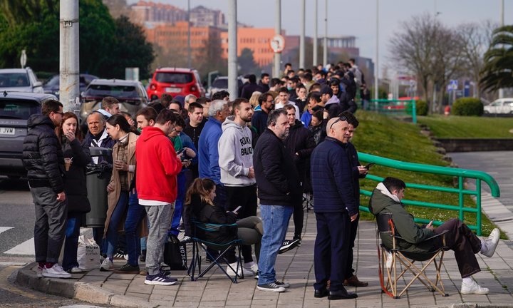 Aficionados racinguistas hacen una cola bordeando Los Campos para comprar la entrada contra el Burgos, en El Plantío. / RRC