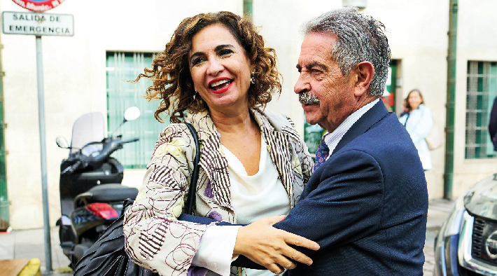 La ministra de Hacienda, María Jesús Montero, y el presidente de Cantabria, Miguel Ángel Revilla. / ALERTA