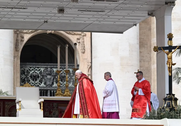 El papa reaparece en la plaza de San Pedro, tras su alta hospitalaria. EFE / CLAUDIO PERI
