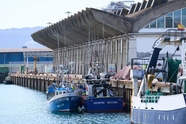 El pesquero 'Siempore Nécora' atracado en Santander tras participar en el rescate del 'Vilaboa Uno'. / JUANMA SERRANO