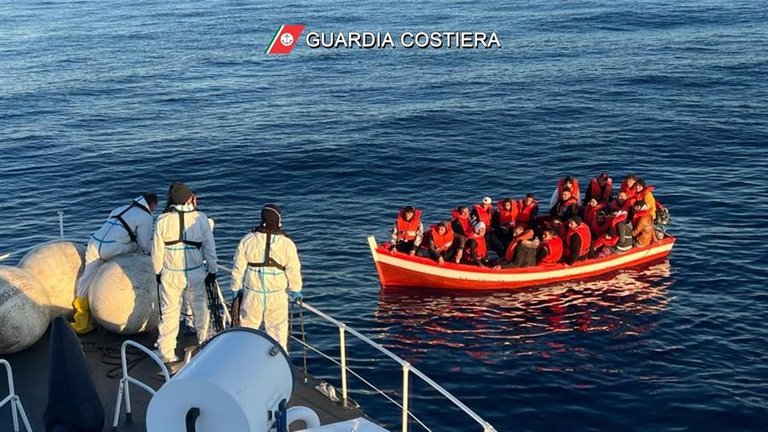 Los guardacostas italianos rescatan una barca de migrantes en el Mediterráneo. EFE / ITALIAN COAST GUARD