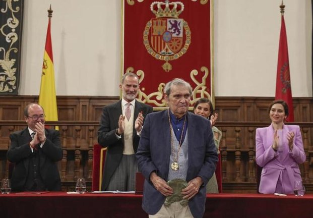 El escritor venezolano Rafael Cadenas, tras recibir el Premio Cervantes 2022, en Alcalá de Henares. Efe