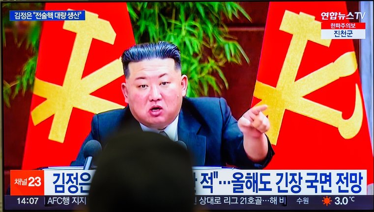 Una persona mira en una pantalla a Kim Jong Un. EP / Kim Jae-Hwan