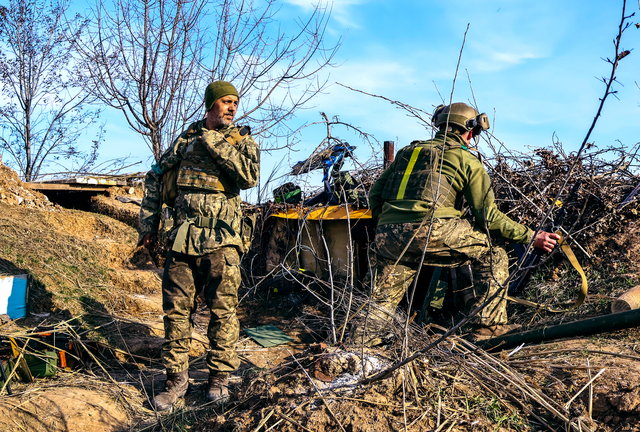 Soldados ucranianos de una unidad antiaérea, en un lugar no revelado cerca de la ciudad de Bajmut, en el este de Ucrania. / ROMAN CHOP