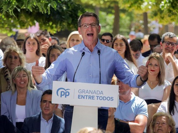 El presidente del Partido Popular, Alberto Núñez Feijóo, interviene en el mitin del PP que ha tenido lugar en el Parque García Lorca de Granada en apoyo a la candidatura a la alcaldía de Marifran Carazo. EFE / Pepe Torres
