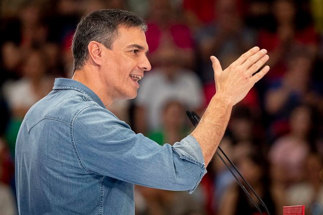 El presidente del Gobierno, Pedro Sánchez (c), durante su participación en el mitin convocado este sábado en Murcia. EFE/Marcial Guillén