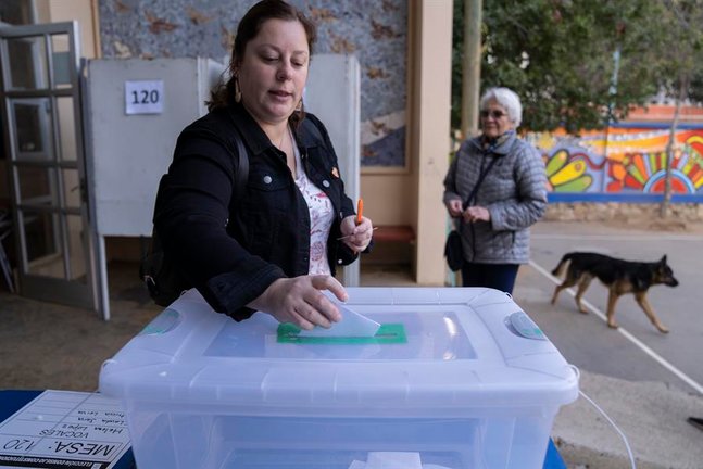 Ciudadanos participan en las elecciones del Consejo Constitucional 2023, en el colegio Winterhill, en Viña del Mar (Chile). EFE / Adriana Thomasa