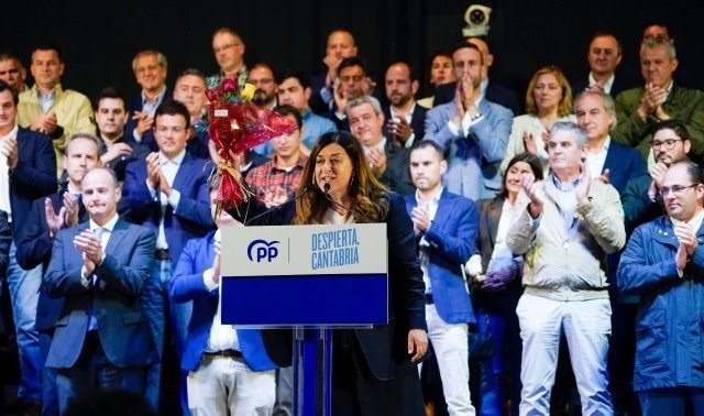 La presidenta del PP Cantabria, María José Sáenz de Buruaga, en la presentación de los candidatos municipales a las elecciones.