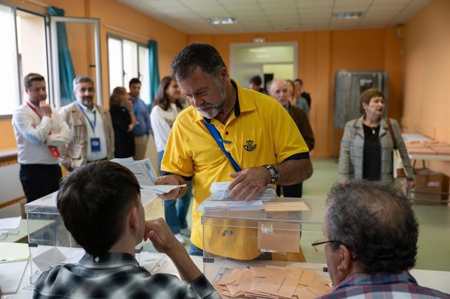 Personal de Correos entrega los votos por correo en una mesa electoral de la localidad cántabra de Suances este domingo. EFE/Pedro Puente Hoyos