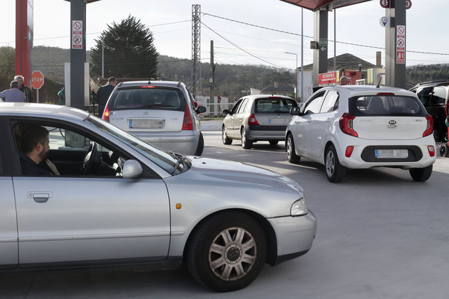 Colas de coches en una gasolinera. EP / Carlos Castro