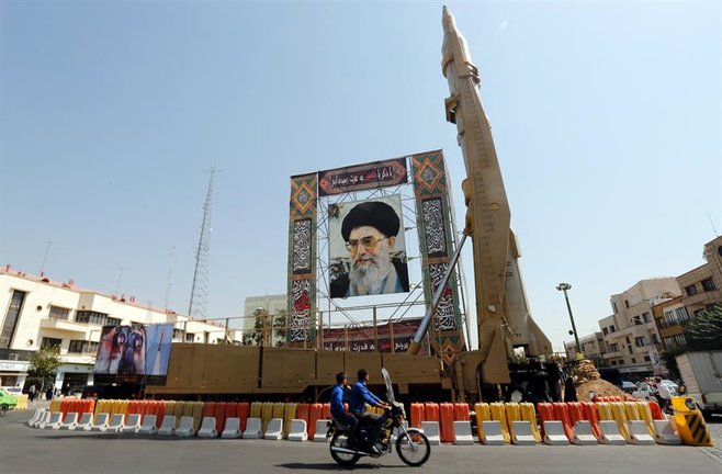 Imagen de archivo del misil iraní Shahab-3 al lado de un retrato del líder Ali Khamenei. EFE / ABEDIN TAHERKENAREH