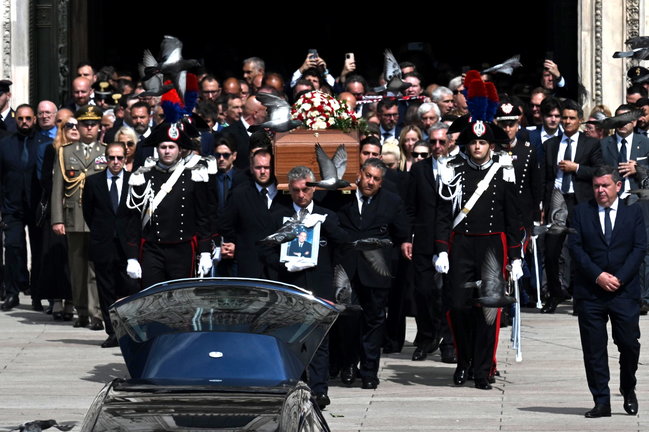 El ataúd del ex primer ministro italiano y magnate de los medios Silvio Berlusconi sale de la Catedral de Milán (Duomo) al final del funeral de estado. / CIRO FUSCO