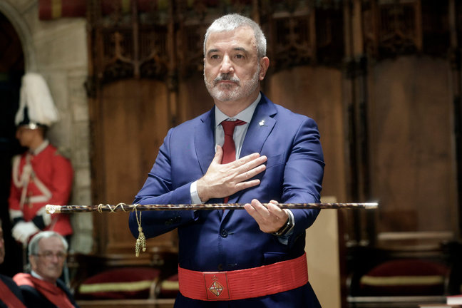 El socialista Jaume Collboni con el bastón de mando tras ser elegido nuevo alcalde de Barcelona. / Quique García