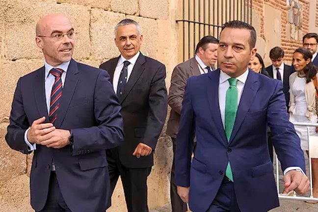 El vicepresidente político de Vox, Jorge Buxadé (izda), a su llegada a la sesión constitutiva de la Asamblea de Extremadura. EFE