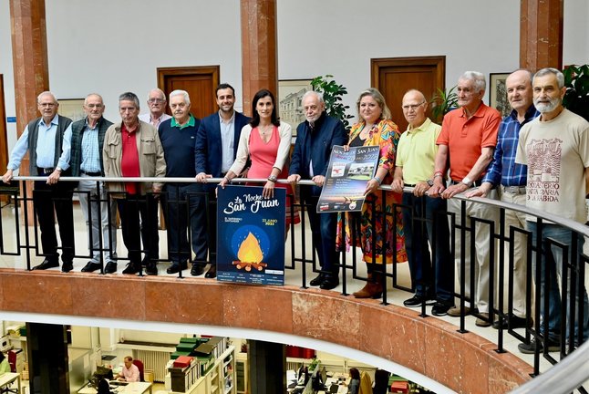 Los integrantes del Coro Ronda Altamira, junto con la alcaldesa de Santander y la concejala de Barrios.