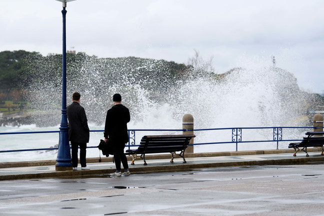 Dos personas observan el oleaje en Santander. / Juan Manuel Serrano Arce
