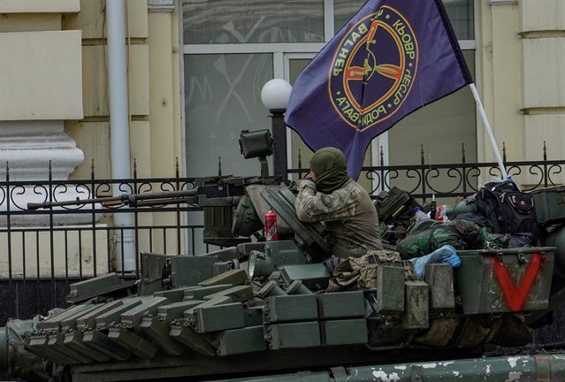 Un combatiente del grupo de mercenarios Wagner en un carro de combate que bloquea una calle en la localidad rusa de Rostov-on-don. EFE