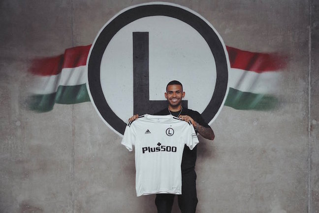 Juergen Elitim posa con la camiseta de su nuevo equipo, el Legia de Varsovia. / JE