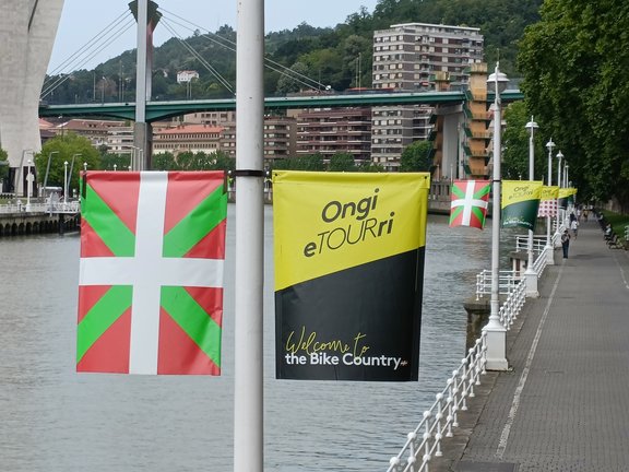Carteles en el Campo de Volantín de Bilbao alusivos a la salida del Tour de Francia el sábado 1 de julio. / EP