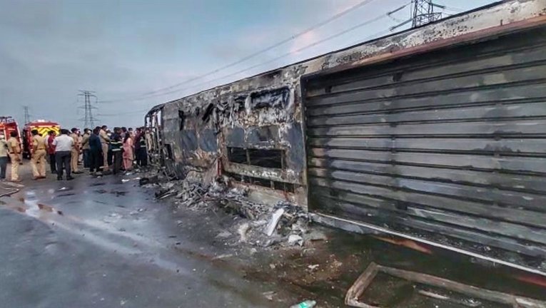 Al menos 25 personas han muerto en un accidente de autobús en el oeste de la India. EFE / BULDHANA POLICE