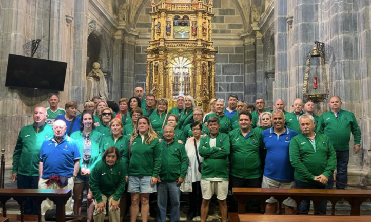 Más de 50 miembros de la Peña Zalo visitan el monasterio de Santo Toribio de Liébana. / AC