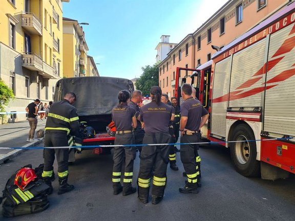 Bomberos en el lugar de un incendio en la residencia de ancianos Casa dei coniugi, en Milán, Italia, 07 de julio de 2023. Según los bomberos, el incendio en la residencia de ancianos dejó 81 heridos más, dos de los cuales se encuentran en estado grave. (Incendio, Italia) EFE/EPA/ANDREA FASANI