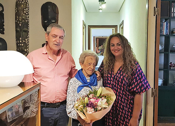 Josefina recibe las flores por parte del Alcalde y la Concejala. / ALERTA