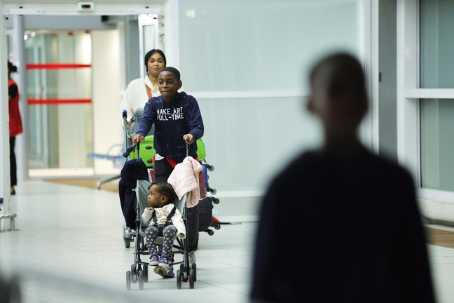 Ciudadanos franceses llegan de Níger de madrugada al aeropuerto Charles de Gaulle de Roissy-en-France, en las afueras de París. / EFE/EPA/Teresa Suárez