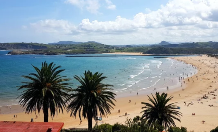 Vista de la playa de la Concha, Suances, Cantabria.