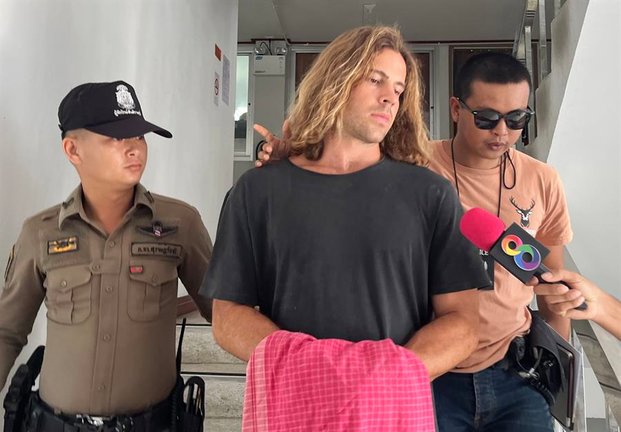 El español Daniel Sancho  custodiado por agentes de policía tailandeses. / SOMKEAT RUKSAMAN
