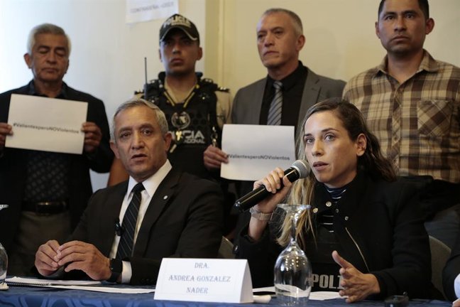 Andrea González Nader, entre otros partidarios del asesinado candidato presidencial Fernando Villavicencio, en una rueda de prensa. EFE / Santiago Fernández