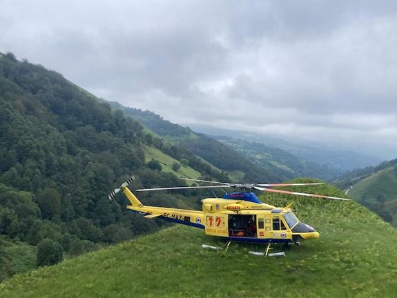 El helicóptero de Cantabria durante el rescate en Selaya.