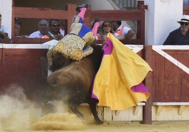 Manuel Díaz, 'El Cordobés', es volteado por el primer toro con el se enfrentaba este sábado en la plaza de Huesca. J. Blasco / Efe
