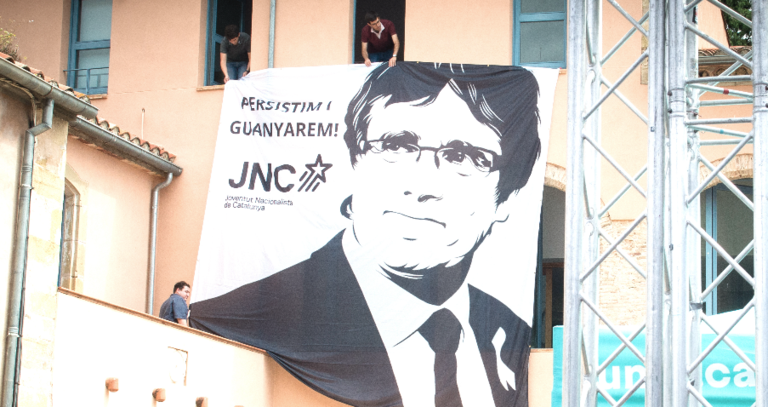Un retrato de Puigdemont en el mitin central del partido JxCAT.Glòria Sánchez / Europa Press