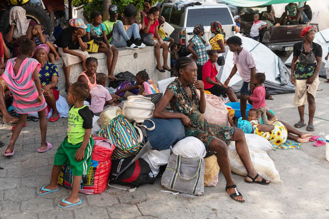 Personas que huyeron de la violencia de las pandillas en el barrio de Carrefour-Feuilles, en Haití. / efe